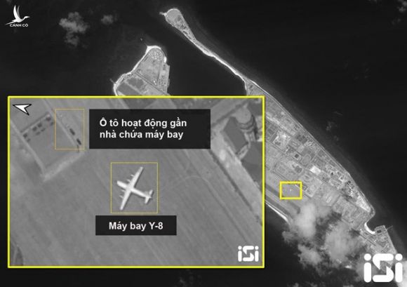 Ảnh chụp vệ tinh cho thấy máy bay vận tải quân sự Y-8 của Trung Quốc hạ cánh xuống đá Chữ Thập ngày 28.3 /// ISI