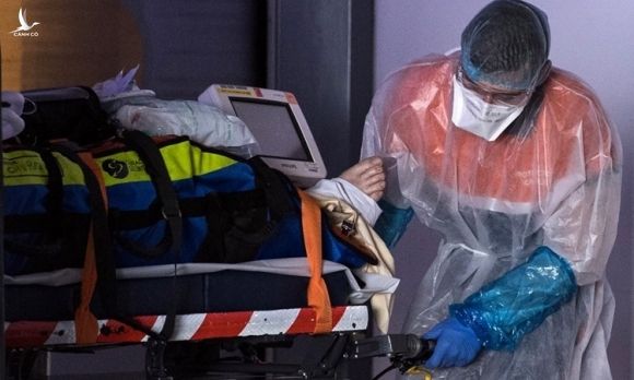 Nhân viên y tế di chuyển bệnh nhân nhiễm nCoV tới một bệnh viện ở Paris, Pháp, ngày 1/4. Ảnh: AFP.