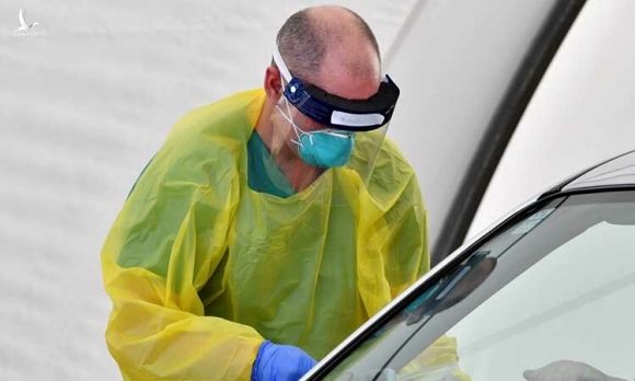 Nhân viên y tế lấy mẫu xét nghiệm nCoV tại một trạm xét nghiệm ở Sydney, Australia hôm 11/4. Ảnh: AFP.