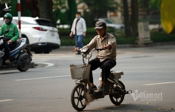 Cách ly xã hội, xe cộ đầy đường, dân thả cần say sưa câu cá