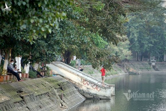 Cách ly xã hội, xe cộ đầy đường, dân thả cần say sưa câu cá