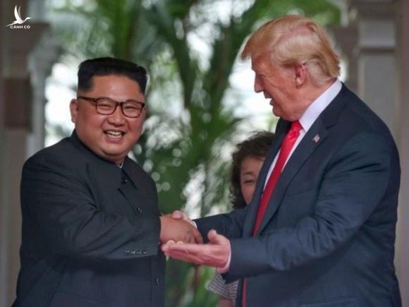 Tổng thống Mỹ Donald Trump (phải) nói ông biết sức khỏe lãnh đạo Triều Tiên Kim Jong-un (trái) như thế nào, nhưng lúc này chưa thể nói. Ảnh: MIN