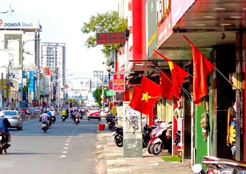 Đường phố Hà Nội, TP.HCM rực rỡ cờ hoa mừng 45 năm Ngày Giải phóng miền Nam - 10