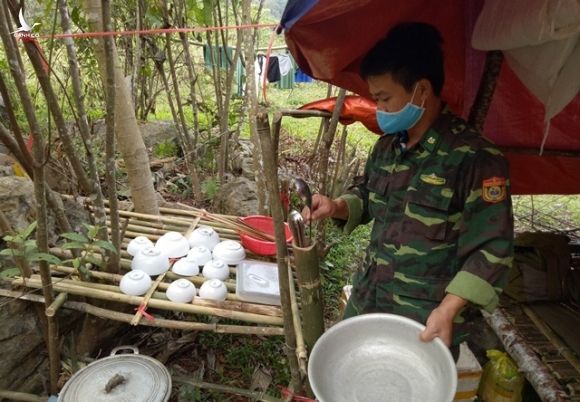 Ăn rau rừng bám chốt kiểm soát Covid-19 nơi biên giới Việt Lào