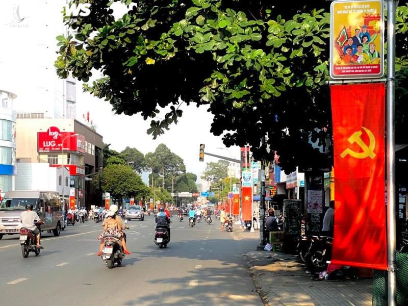 Đường phố Hà Nội, TP.HCM rực rỡ cờ hoa mừng 45 năm Ngày Giải phóng miền Nam - 14
