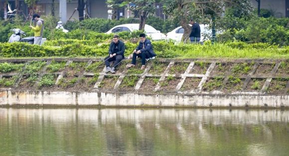 Hàng chục người thả cần câu cá ở Hà Nội trong ngày thứ 2 thực hiện cách ly toàn xã hội - Ảnh 8.