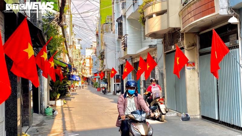 Đường phố Hà Nội, TP.HCM rực rỡ cờ hoa mừng 45 năm Ngày Giải phóng miền Nam - 9
