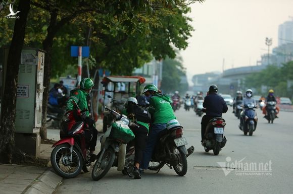 Cách ly xã hội, xe cộ đầy đường, dân thả cần say sưa câu cá