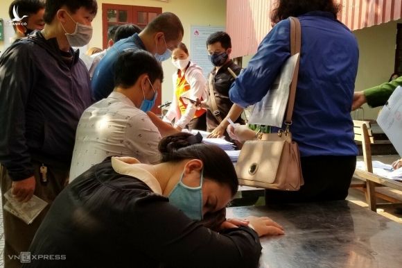 Người dân mệt mỏi nằm ngủ trong khi chờ xin xác nhận ở trụ sở công an phường Đông Hải 2, ngày 10/4. Ảnh: Giang Chinh