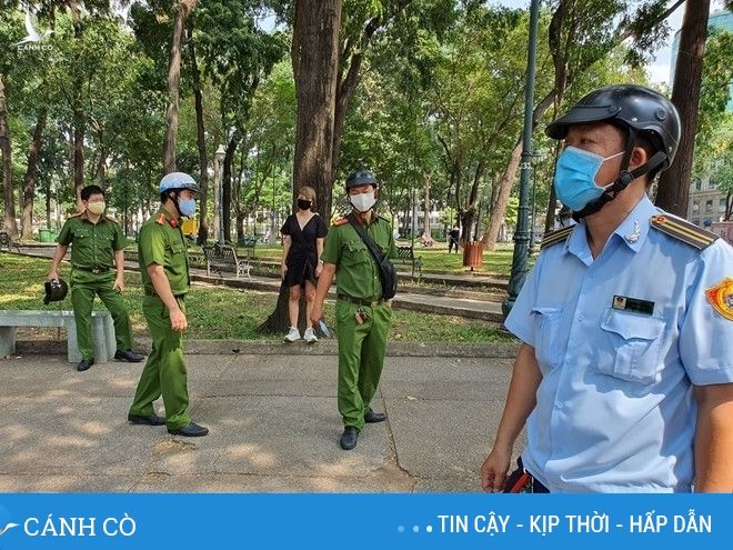 Tháo khẩu trang ra ăn, người Sài Gòn bị phạt: Thế nào là không đeo khẩu trang? - ảnh 1