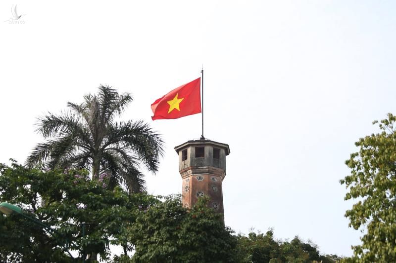 Đường phố Hà Nội, TP.HCM rực rỡ cờ hoa mừng 45 năm Ngày Giải phóng miền Nam - 2