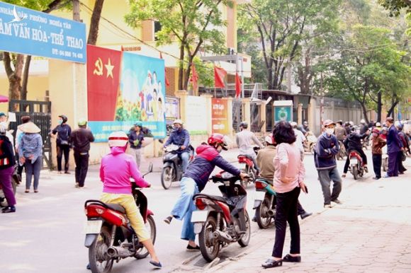 'ATM gạo' đầu tiên tại Hà Nội tạm dừng vì người đông, giãn cách xã hội không đảm bảo - ảnh 3