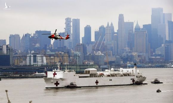 Tàu bệnh viện USNS Comfort tới thành phố New York ngày 30/3. Ảnh: AFP.