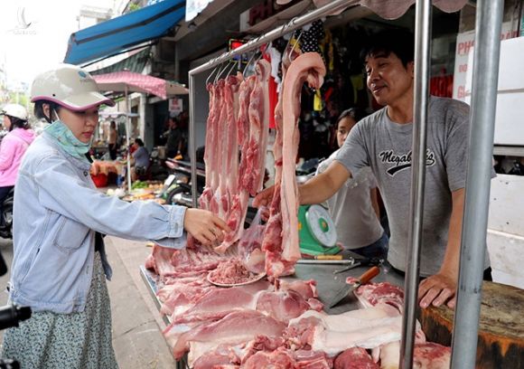 Khâu trung gian giết mổ luôn được coi là "thủ phạm" tăng giá thịt heo trên thị trường /// Ảnh: Ngọc Dương