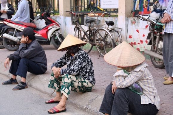 'ATM gạo' đầu tiên tại Hà Nội tạm dừng vì người đông, giãn cách xã hội không đảm bảo - ảnh 5