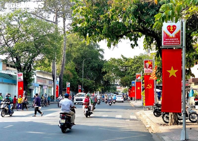 Đường phố Hà Nội, TP.HCM rực rỡ cờ hoa mừng 45 năm Ngày Giải phóng miền Nam - 8