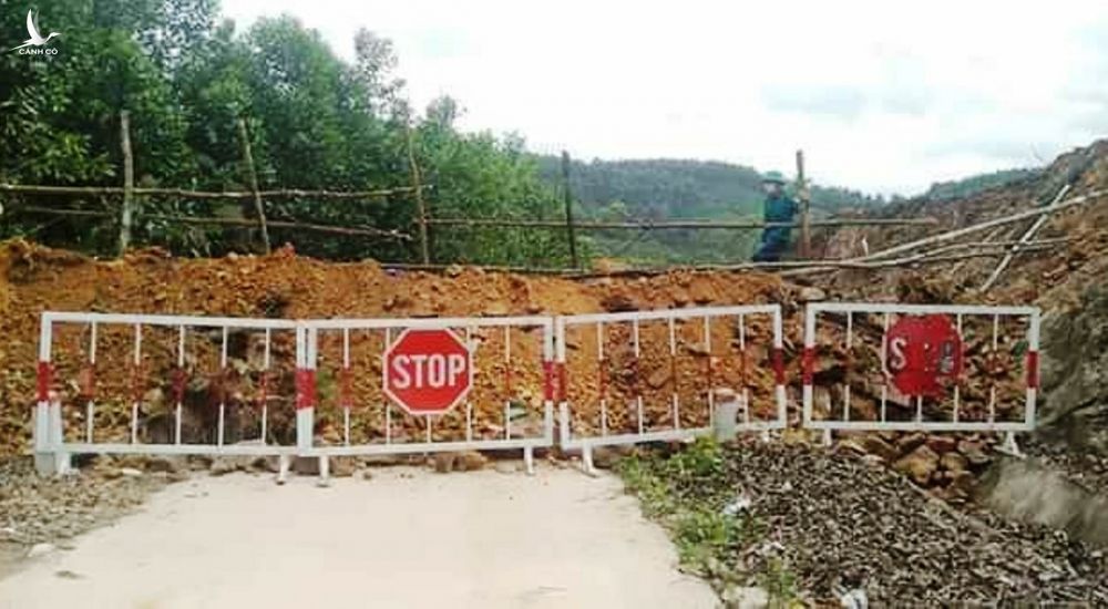 Tuyến đường ở xã Đạp Thanh, huyện Ba Chẽ nối xã Kỳ Thượng, TP Hạ Long bị đổ đất chặn lại. Ảnh: B.M