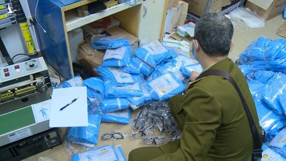 Khám xét khẩn cấp, thu giữ hàng triệu trang thiết bị y tế chống Covid-19 là hàng 'dởm' - ảnh 2