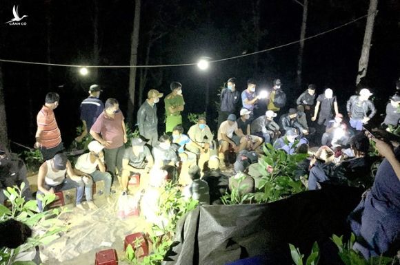 Hàng chục con bạc bị tạm giữ /// ẢNH: NAM THỊNH
