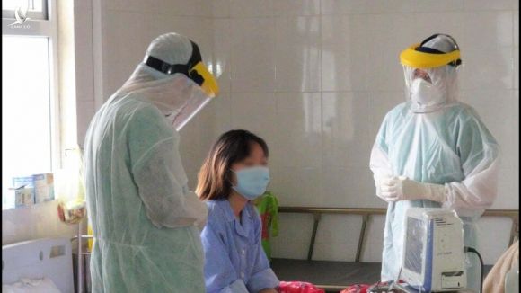 Một trong các bệnh nhân (ngồi giữa) đang điều trị ở Quảng Ninh. Ảnh: Lê Thiêm
