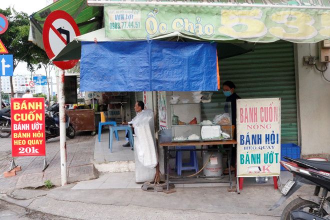 Người Sài Gòn ra quán ăn sáng, uống cà phê sau 3 tuần cách ly xã hội - ảnh 8