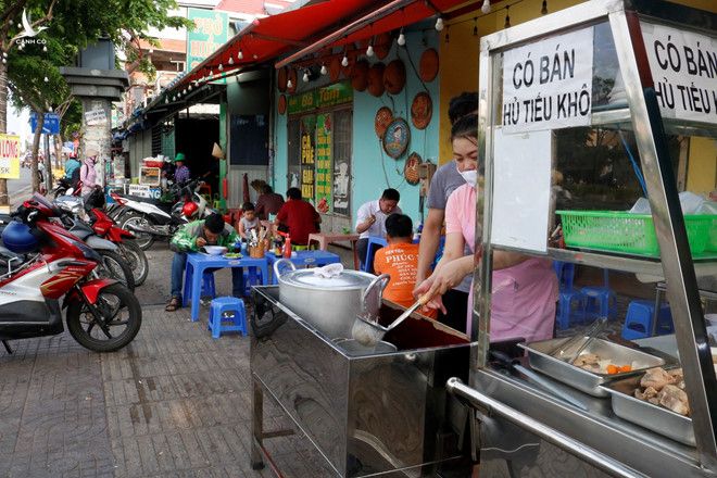 Người Sài Gòn ra quán ăn sáng, uống cà phê sau 3 tuần cách ly xã hội - ảnh 3