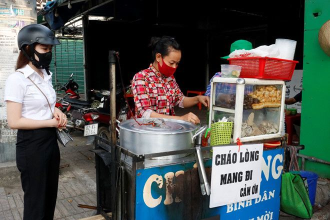 Nhiều chủ hàng quán tại TP.HCM hoang mang không biết đã được mở lại và nhận khách ngồi lại tại chỗ hay chưa. Nhiều quán mở bán và chỉ đặt vài bàn cho khách ngồi, còn lại bán mang về /// Ảnh: Lê Hồng Hạnh