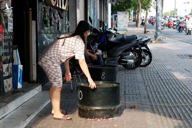 Người Sài Gòn ra quán ăn sáng, uống cà phê sau 3 tuần cách ly xã hội - ảnh 1