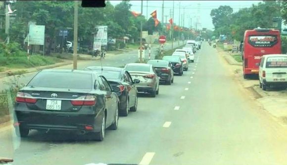 Công an vào cuộc xác minh Vụ Phó GĐ BV tổ chức rước dâu linh đình giữa mùa dịch - Ảnh 1. Công an vào cuộc xác minh Vụ Phó GĐ BV tổ chức rước dâu linh đình giữa mùa dịch - Ảnh 1.