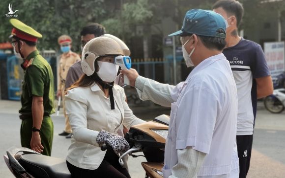 Một người đi vào tỉnh Quảng Nam được lực lượng y tế kiểm tra thân nhiệt. Ảnh: Đắc Thành.