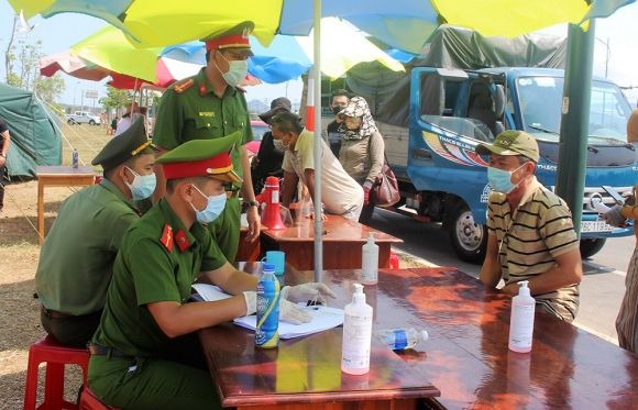 Lượng lượng chức năng kiểm soát người ra đi vào tỉnh Quảng Nam tại chốt 3, xã Tam Hiệp, huyện Núi Thành. Ảnh: Đắc Thành.