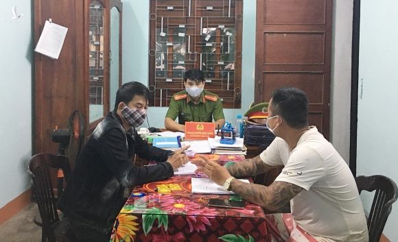Anh Lương Văn Hùng (áo trắng) làm việc với công an. Ảnh: Châu Hải.
