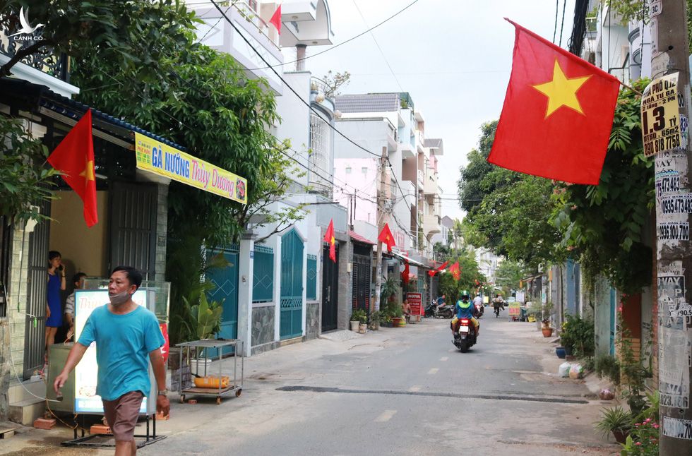 Hà Nội, TP.HCM rực rỡ cờ đỏ mừng 45 năm ngày thống nhất đất nước - Ảnh 6.