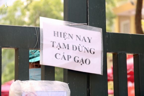 'ATM gạo' đầu tiên tại Hà Nội tạm dừng vì người đông, giãn cách xã hội không đảm bảo - ảnh 1