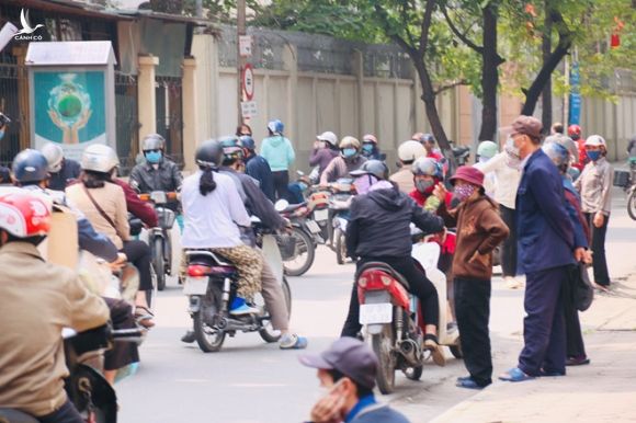 'ATM gạo' đầu tiên tại Hà Nội tạm dừng vì người đông, giãn cách xã hội không đảm bảo - ảnh 4