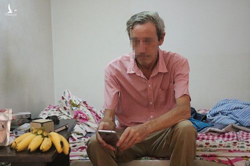 Thầy giáo Tây cầm bảng 'giúp tiền mua thức ăn': Tôi cảm kích tấm lòng người Việt - ảnh 1