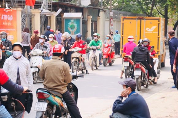 'ATM gạo' đầu tiên tại Hà Nội tạm dừng vì người đông, giãn cách xã hội không đảm bảo - ảnh 8