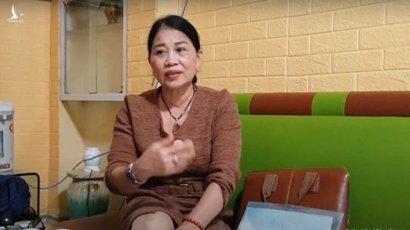 Bà Đinh Thị Lý, người tố cáo bị Đường "Nhuệ" đánh ngay tại trụ sở công an phường /// Ảnh Lê Tân