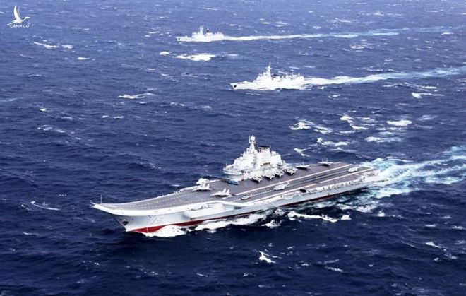 Tàu sân bay Liêu Ninh của Trung Quốc trong một lần diễn tập ở Biển Đông /// Reuters