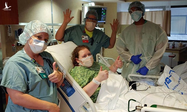 Leah Blomberg (giữa) chụp ảnh cùng các nhân viên y tế tại bệnh viện ở thành phố Muskego, bang Wisconsin, ngày 10/4. Ảnh: CNN.