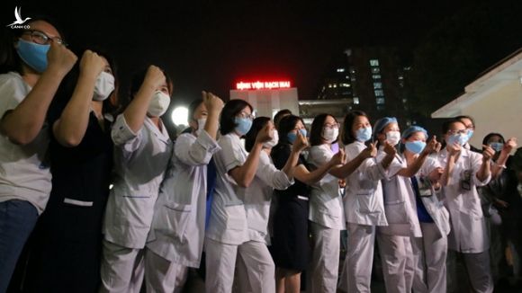 Các nhân viên y tế vui mừng khi Bệnh viện Bạch Mai được dỡ phong tỏa lúc 0 giờ ngày 12.4 /// Ảnh Trần Cường