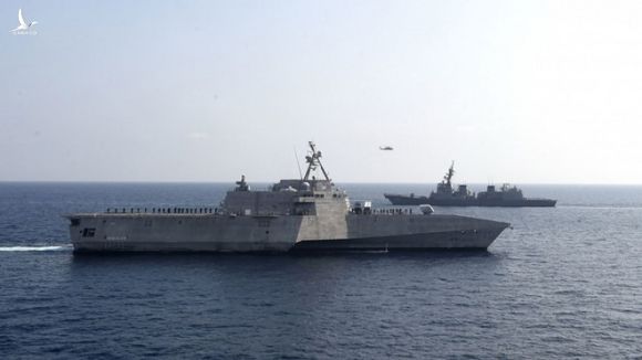 Tàu tác chiến cận bờ USS Gabrielle Giffords của Mỹ và khu trục hạm JS Teruzuki của Nhật tập trận tại biển Andaman /// Hải quân Mỹ