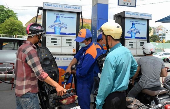 Nhiều người dân ở TP.HCM mua xăng dầu về tích trữ, tiềm ẩn nguy cơ cháy nổ /// Ảnh: Ngọc Dương