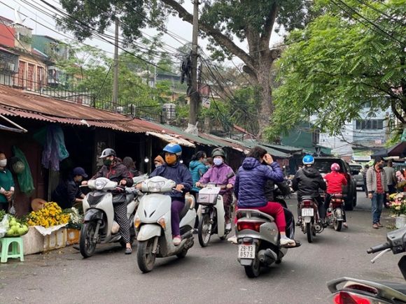 Đường phố Hà Nội nhộn nhịp trở lại sau những ngày đầu thực hiện lệnh 'cách ly xã hội' - ảnh 6