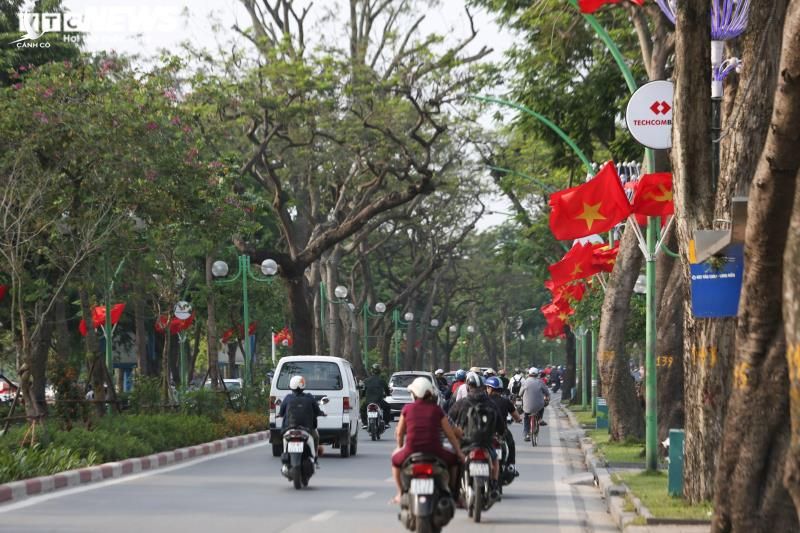 Đường phố Hà Nội, TP.HCM rực rỡ cờ hoa mừng 45 năm Ngày Giải phóng miền Nam - 3