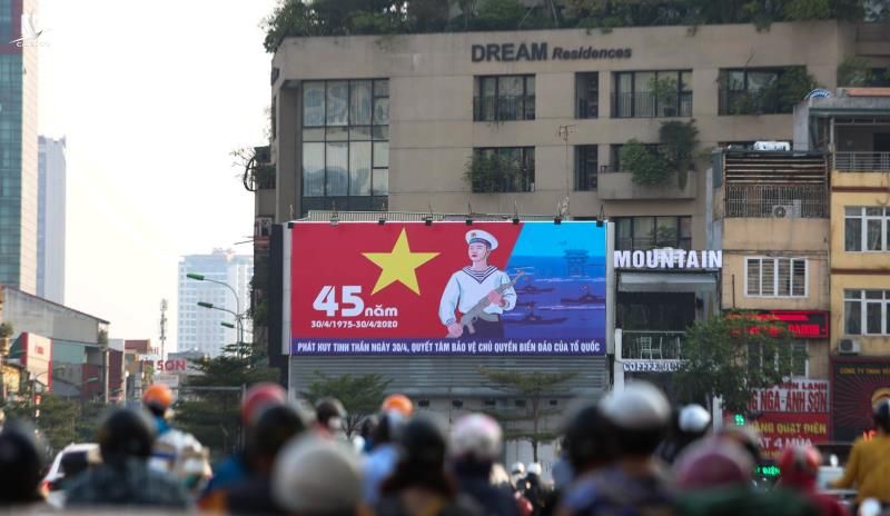 Đường phố Hà Nội, TP.HCM rực rỡ cờ hoa mừng 45 năm Ngày Giải phóng miền Nam - 4