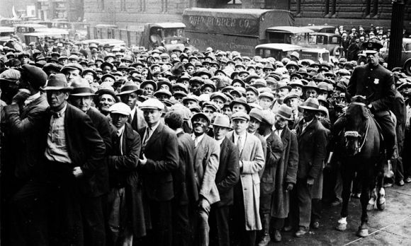 Dòng người xếp hàng chờ nhận việc mới tại Cleveland, Ohio, năm 1930. Ảnh: AP.