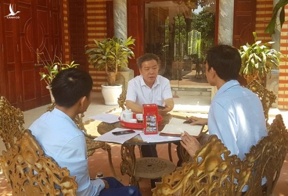 Ông Trần Đình Giao trao đổi về việc Công ty Trường Dương tự động tăng giá hỏa táng /// Ảnh: Lê Tân