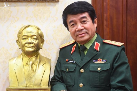 Thượng tướng Võ Văn Tuấn bên tượng cha mình - nhà ngoại giao kỳ cựu, Đại sứ đặc mệnh toàn quyền Việt Nam đầu tiên tại Pháp. Ảnh: Giang Huy