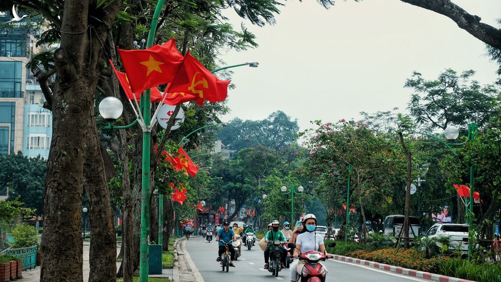 Hà Nội, TP.HCM rực rỡ cờ đỏ mừng 45 năm ngày thống nhất đất nước - Ảnh 2.